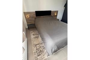 2 persoonbed hout met nachtkastjes en matras