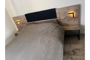 2 persoonbed hout met nachtkastjes en matras