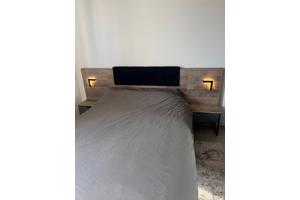 2 persoonbed hout met nachtkastjes en matras