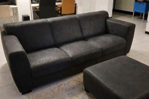 Bank + hocker, gebruikt, maar prima voor nog een ronde.