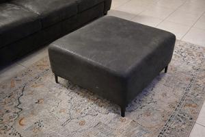 Bank + hocker, gebruikt, maar prima voor nog een ronde.