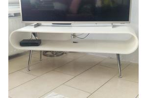 Witte salontafel, nu in gebruik als tv kast, aangeboden