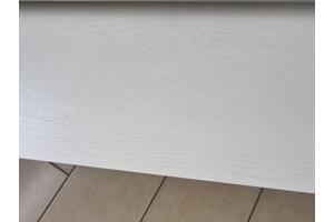 Witte salontafel, nu in gebruik als tv kast, aangeboden