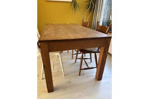 Houten tafel met lade