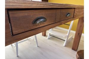 Houten tafel met lade