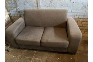 Gratis 2zits bank met hocker 6 eetkamerstoelen