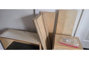 Billy boekenkast, deels gedemonteerd.