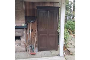 Vintage kast. Heeft buiten onder afdak gestaan. Is nog stevig.