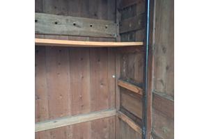 Vintage kast. Heeft buiten onder afdak gestaan. Is nog stevig.