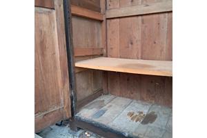 Vintage kast. Heeft buiten onder afdak gestaan. Is nog stevig.