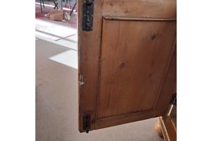 Vintage kast. Heeft buiten onder afdak gestaan. Is nog stevig.