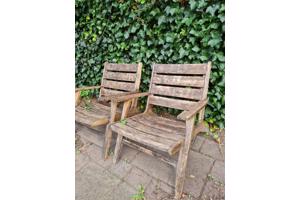 Twee houten tuinstoelen