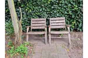 Twee houten tuinstoelen