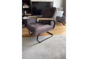 2 stuks fauteuil met houten leuning en stalen frame