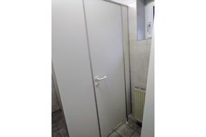 Twee deuren.met kozijnen, tussenwand, wc ruimte