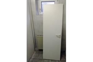 Twee deuren.met kozijnen, tussenwand, wc ruimte