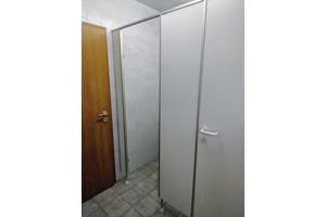 Twee deuren.met kozijnen, tussenwand, wc ruimte