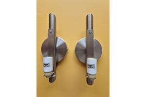 Twee matglazen wandlampen