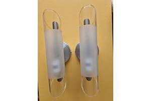 Twee matglazen wandlampen