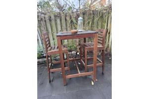 Hoge tuinset / bar set met twee krukken