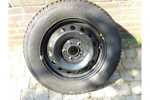 winterbanden 195/65 R15 met velgen met 5 boutgaten