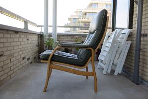 Twee met leder beklede fauteuils