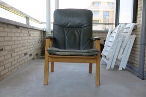 Twee met leder beklede fauteuils