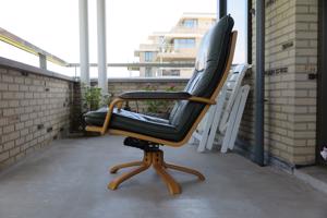 Twee met leder beklede fauteuils