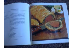 Twee kookboeken één met rundsvlees en één met microgolfoven,