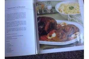 Twee kookboeken één met rundsvlees en één met microgolfoven,