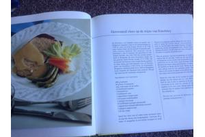 Twee kookboeken één met rundsvlees en één met microgolfoven,