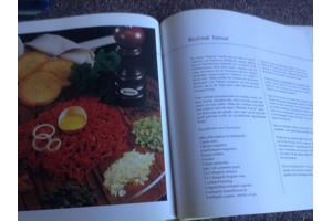 Twee kookboeken één met rundsvlees en één met microgolfoven,