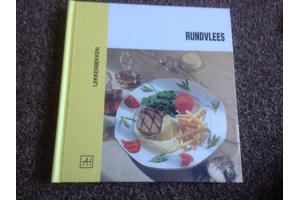 Twee kookboeken één met rundsvlees en één met microgolfoven,