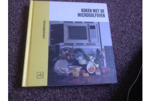 Twee kookboeken één met rundsvlees en één met microgolfoven,