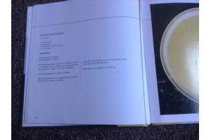 Twee kookboeken één met rundsvlees en één met microgolfoven,