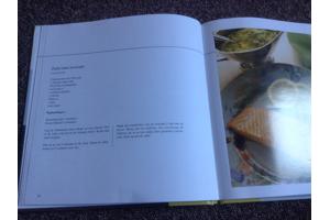 Twee kookboeken één met rundsvlees en één met microgolfoven,