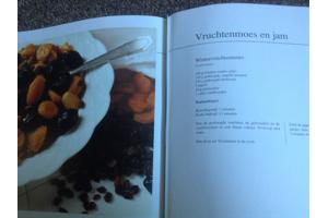 Twee kookboeken één met rundsvlees en één met microgolfoven,