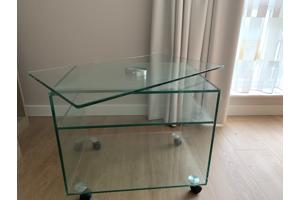Glazen tafel voor audio en tv