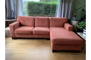 Mooie warm oranje bank