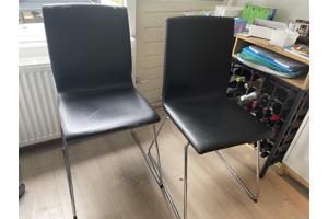 2 Nette leren stoelen