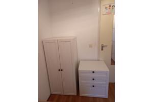 Witte Ikea kast met 3 legplanken en 2 deuren in goede staat