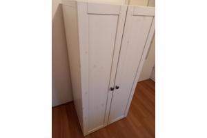 Witte Ikea kast met 3 legplanken en 2 deuren in goede staat