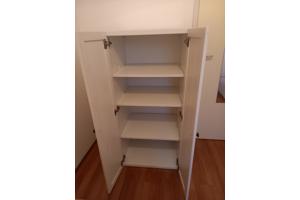 Witte Ikea kast met 3 legplanken en 2 deuren in goede staat