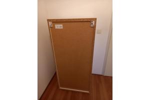 Witte Ikea kast met 3 legplanken en 2 deuren in goede staat