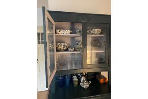 Servieskast in 2 delen. Blauw geverfd (verf wordt meegeleverd)