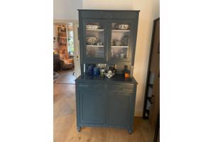 Servieskast in 2 delen. Blauw geverfd (verf wordt meegeleverd)