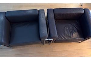 twee leren donderbruine stoelen met prachtig chromen frame.