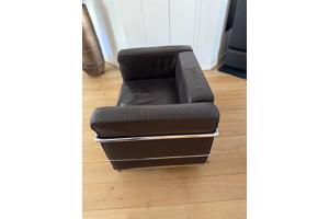 twee leren donderbruine stoelen met prachtig chromen frame.