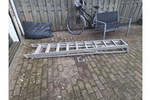 Losstaande trap, staat zelfstandig. Ongeveer 2 meter hoog.