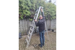Losstaande trap, staat zelfstandig. Ongeveer 2 meter hoog.